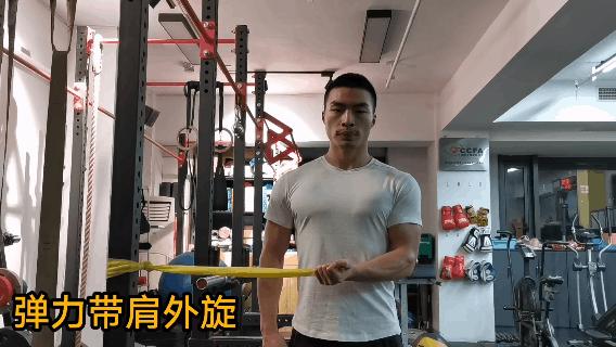 「体态」：手把手教你两步改善圆肩