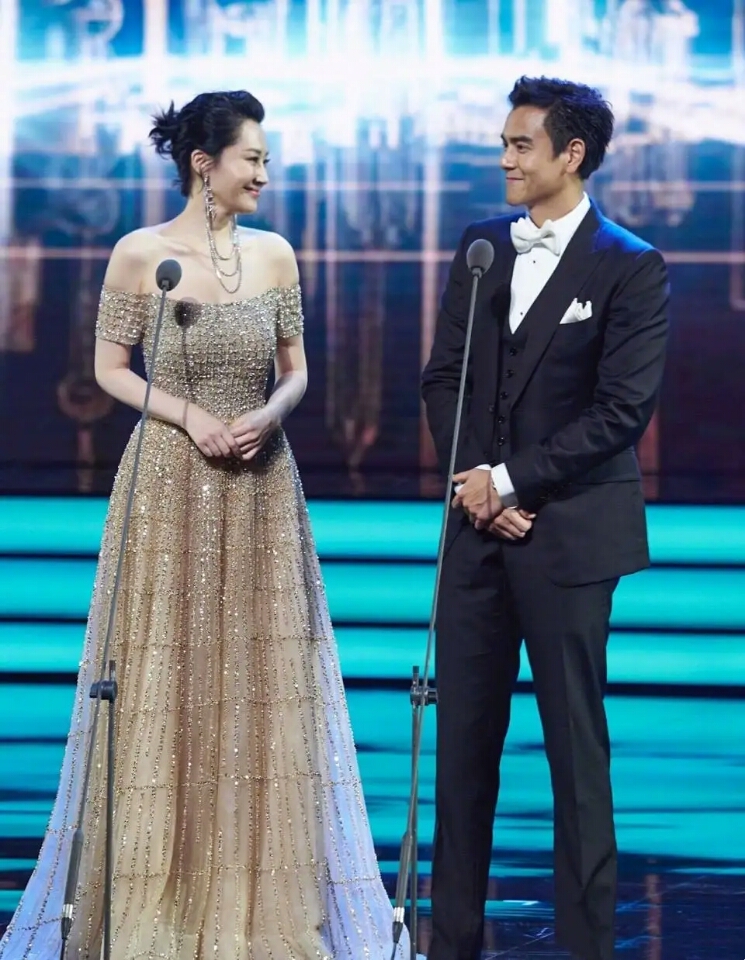 车晓气质穿搭,车晓抹胸裙靓丽大方