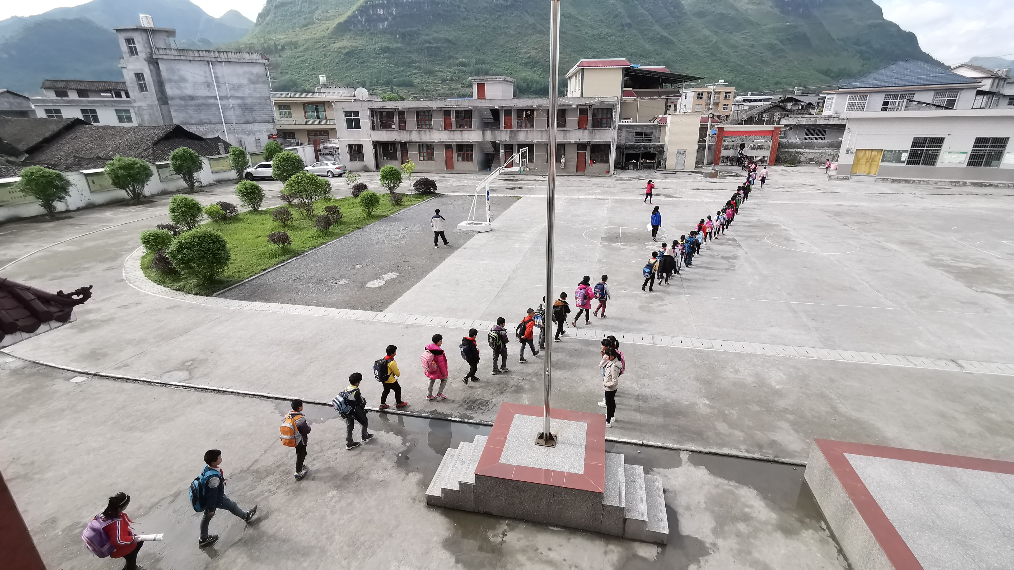 大山里的孩子上学没鞋穿,山里的孩子上学穿不起鞋