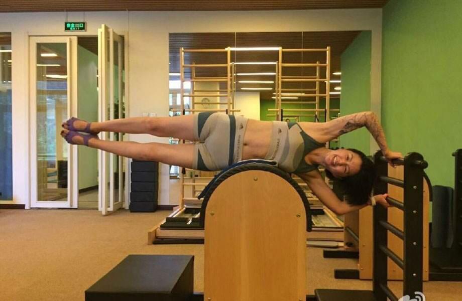 pilates普拉提器械训练,普拉提健身球卷腹