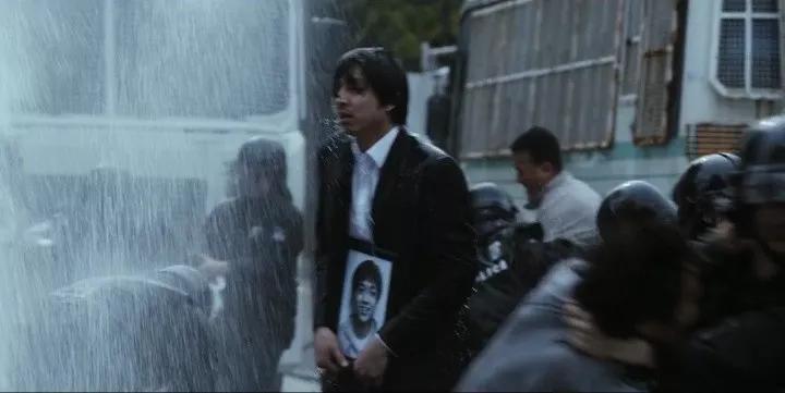 李文亮事件终有进展:世界的运转法则里,唯有公道屹立不倒