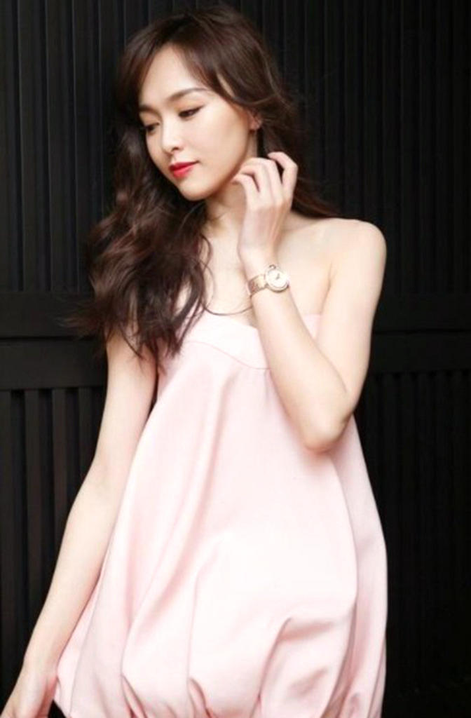 唐嫣穿粉色花苞裙现身,唐嫣的蓝色吊带裙