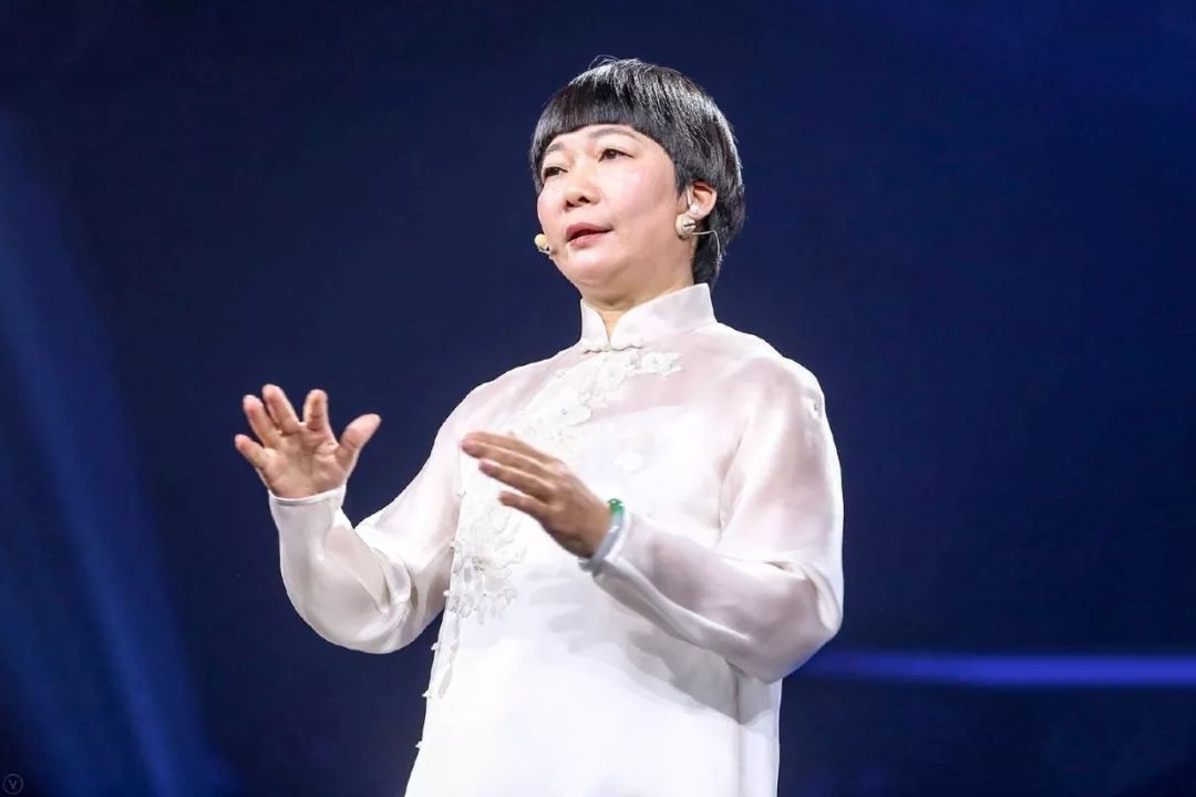 3岁被弃，20岁私奔，这位商界传奇女性，把缙云的光洒向全世界