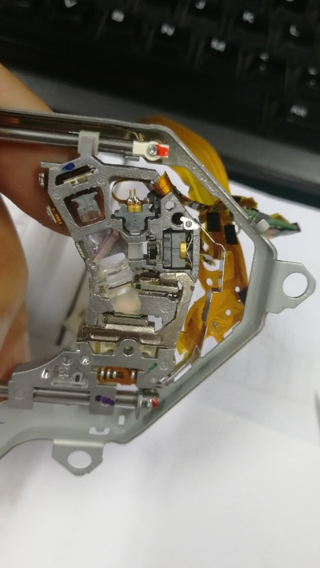 探究一下光驱的结构，垃圾桶捡了个废光驱，拆着研究一下。