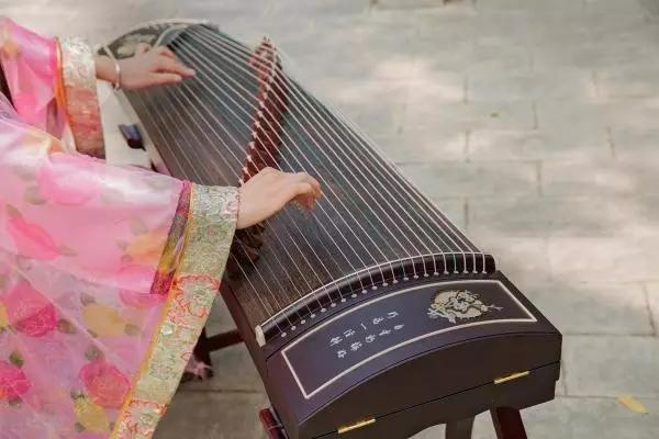 网上与实体店的乐器,乐器在网上买哪个店铺好