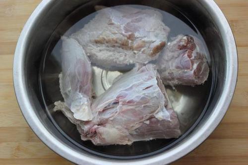 炖肉热水还是冷水下肉,为什么炖之前要煎