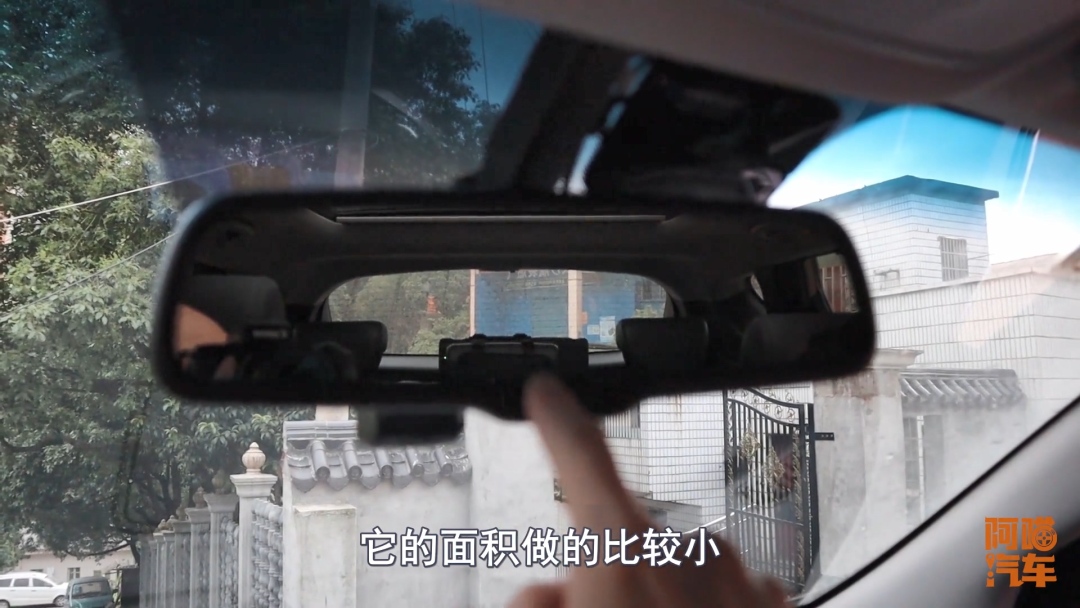 车内后视镜太小，看不到后排座椅，可以换成大屏行车记录仪吗？