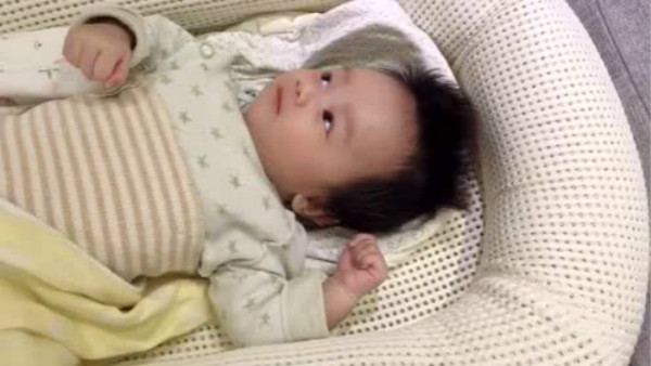 为什么婴儿一放下就动来动去,婴儿老是让抱一放下就哭怎么办