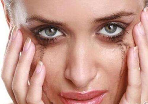 夏天油性皮肤脱妆严重，这6个日常小技巧，让你妆容精致嗨一天