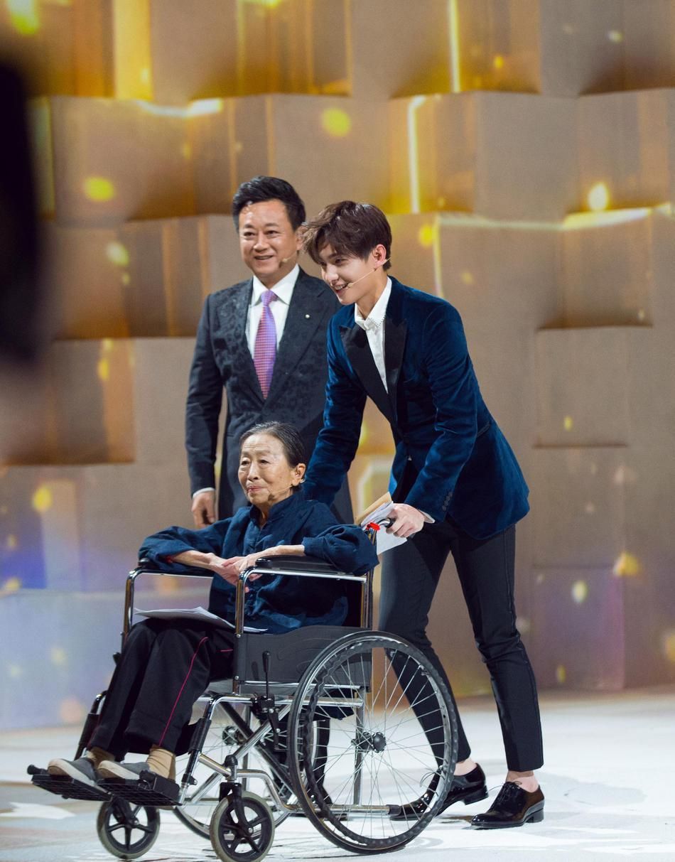 83岁丑娘张少华，生病独自一人去住院，干儿子杨志刚亲自接她出院