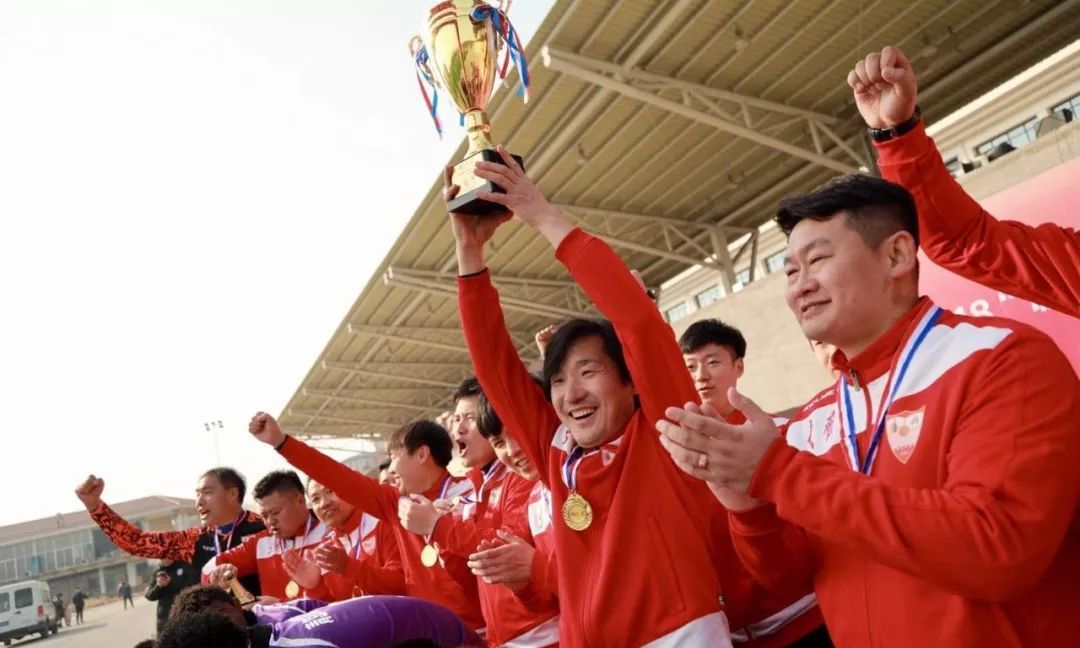 身披青岛淄博商会战袍这支球队从家乡异地商会走向全省足球冠军