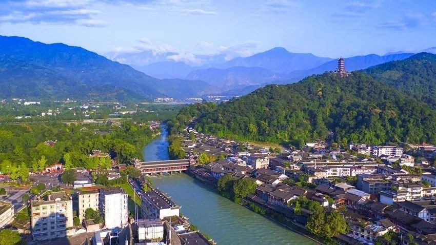 听说房价要跌不知道是不是真的,都江堰为啥房价那么贵