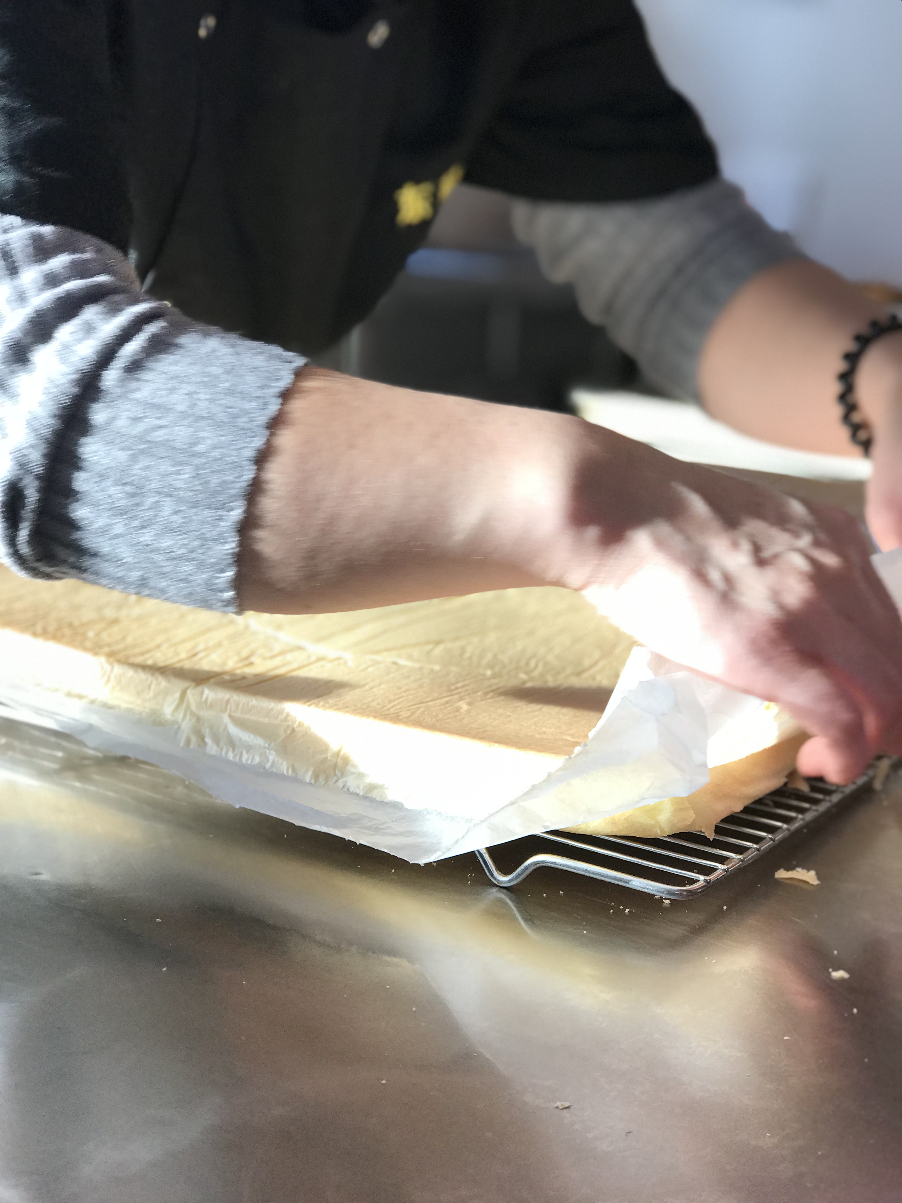 如何自制戚风蛋糕卷,草莓酱戚风蛋糕卷做法烤箱