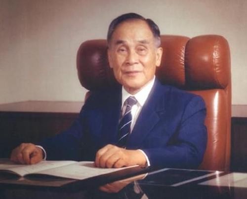 他是最穷的亿万富豪，有几十家银行，却无房无车，儿子是货车司机