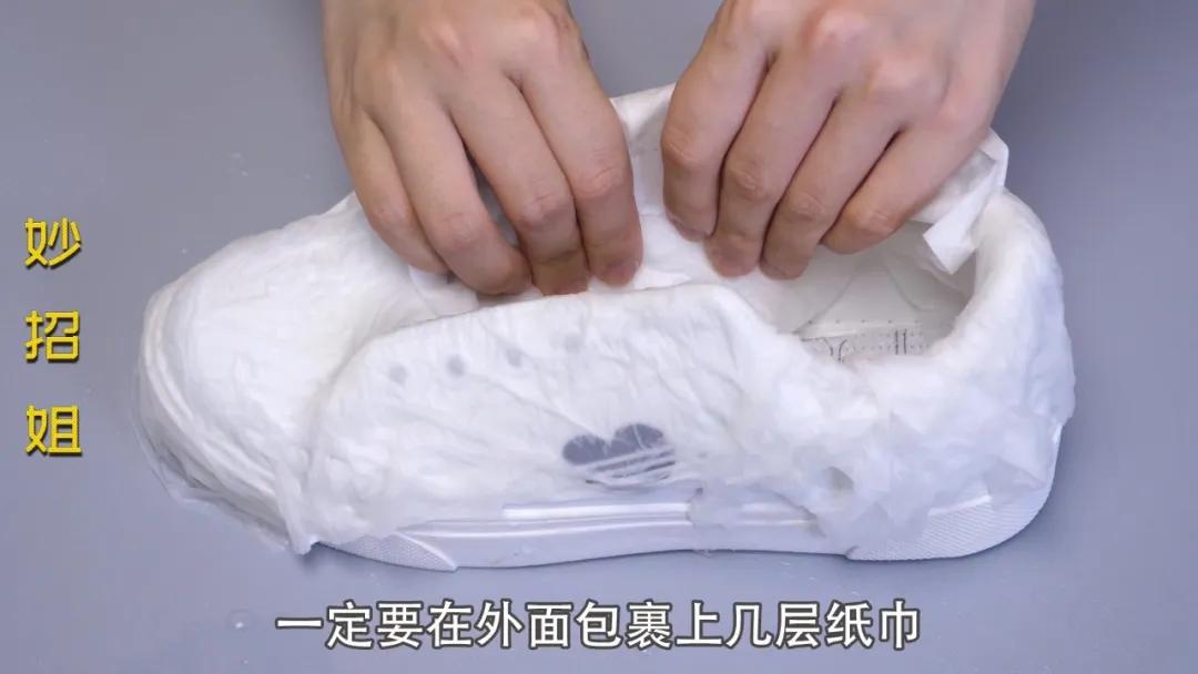 皮面小白鞋洗了晒干发黄怎么补救,白鞋边发黄洗白小窍门去黄