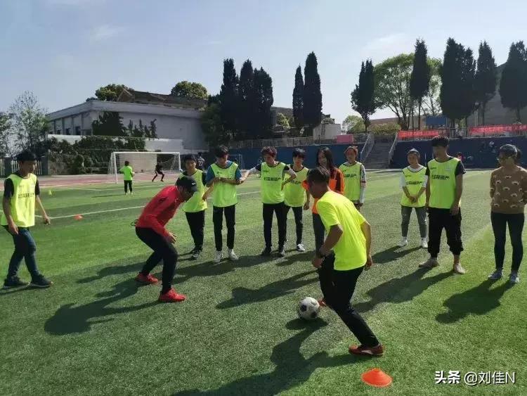 长着外国脸,足球教练教有天赋小朋友踢球