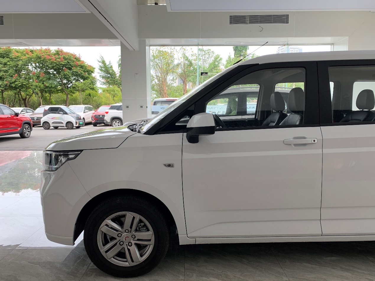 新款五菱宏光plus参数和价格8座,五菱宏光plus致富版