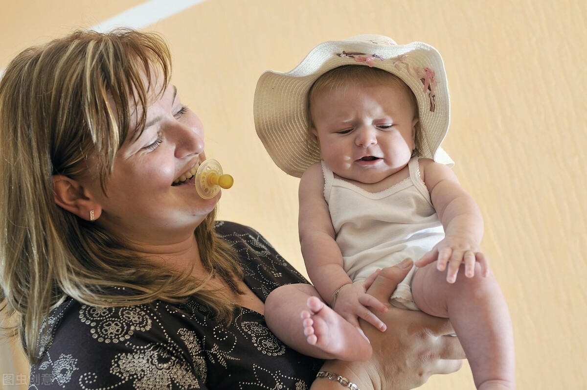 宝宝睡觉为什么会笑出声,宝宝睡觉为什么一惊一乍