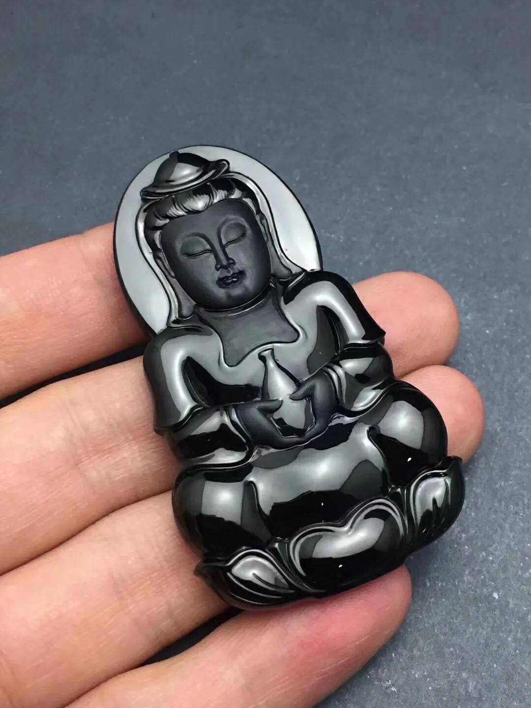 墨翠。一种深藏不露的翡翠。稳重而神秘