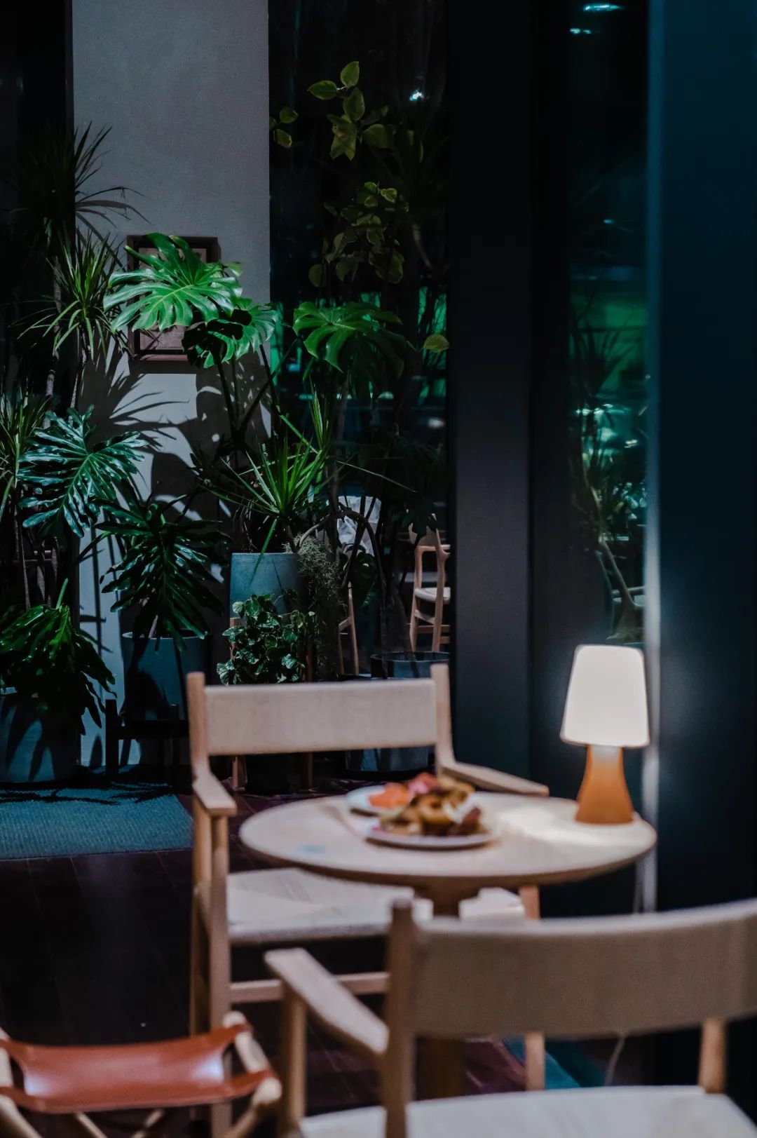 京城首家！探秘最热门“一尺花园”咖啡馆，西山脚*体下**会海派腔调