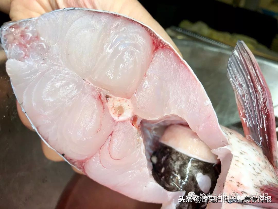 南湖别墅区藏个旧屯子，铁锅炖鱼天天爆满据说空姐都吃胖了！