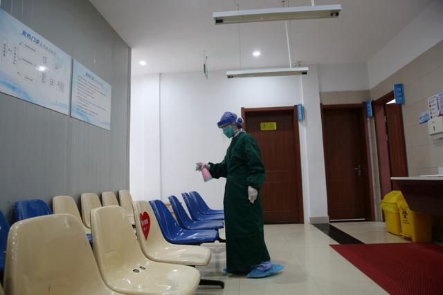 探访隔离病房奋战一线的白衣战士,看望慰问疫情防控一线值守人员