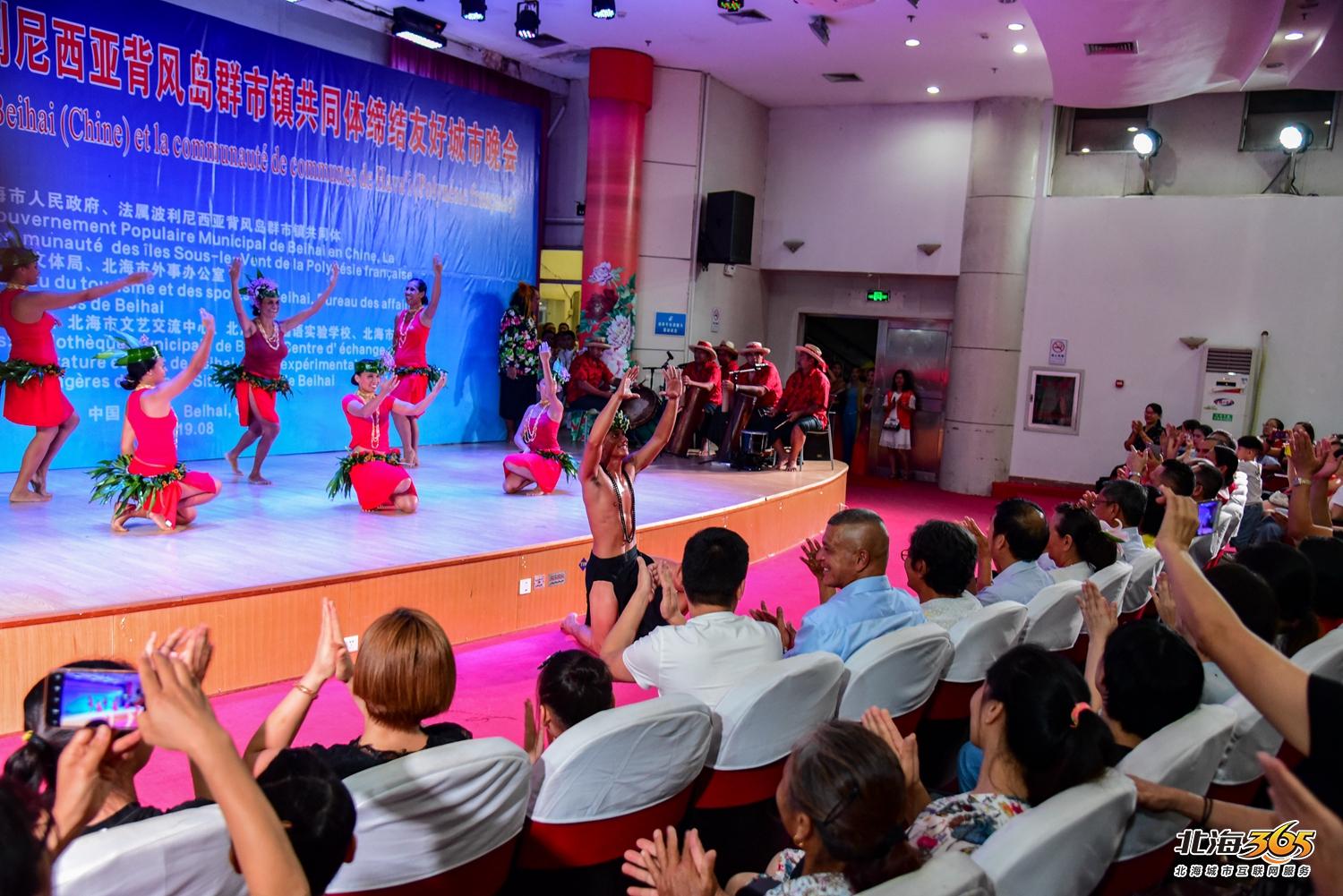 我在北海图书馆拍了一场特别的晚会，观众情不自禁跟着节奏动起来