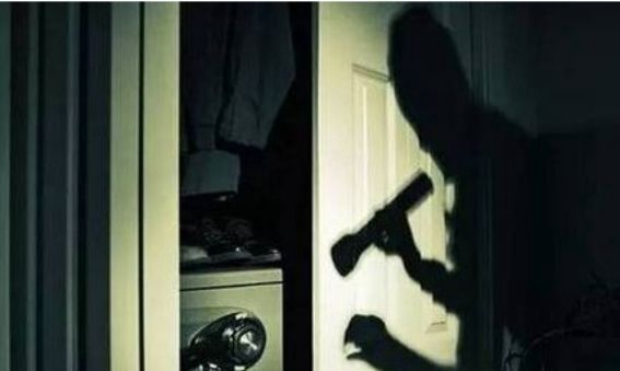 半夜起床发现有小偷入侵,半夜发现家里有小偷怎么机智处理