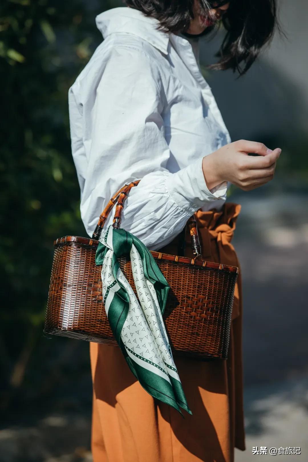 丝巾的气质系法,一条小小的丝巾可以点缀你的气质
