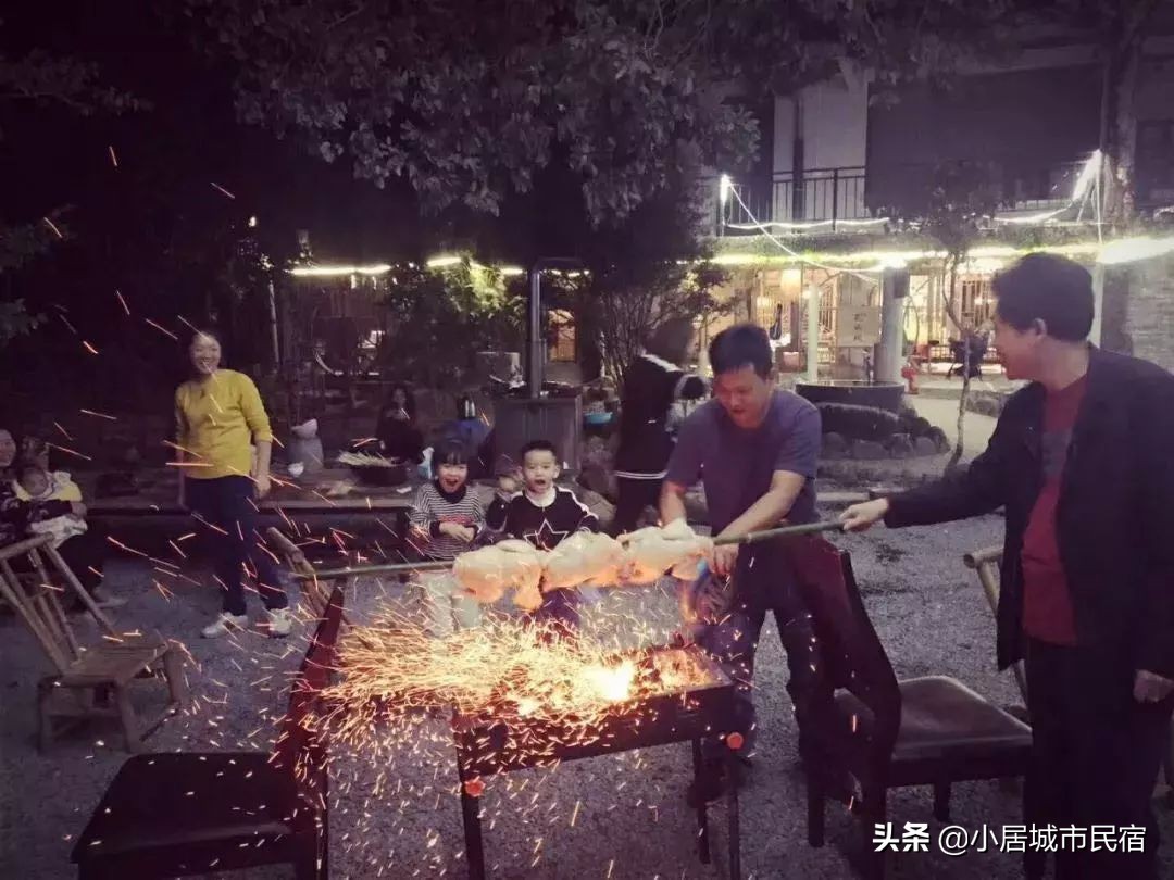 组队去火爆的玻璃屋民宿，星空下围炉火锅烧烤，唱k麻将，放烟花