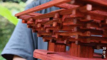 63岁中国大爷靠玩木头火到国外,61岁大爷惊呆外国人