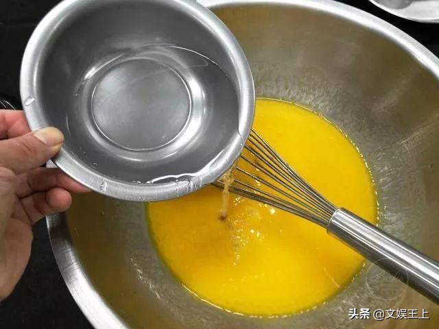 不用出门自己在家做蛋糕,不能出门就自己做了一个蛋糕