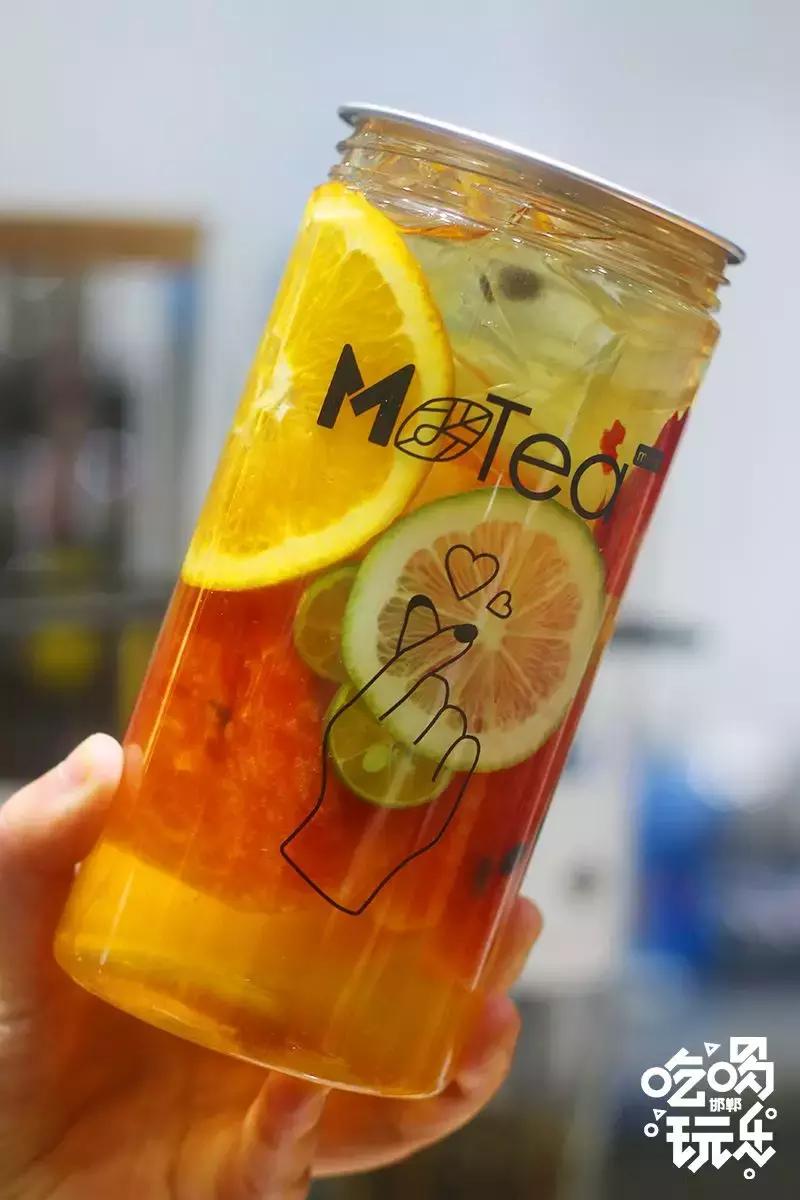 台湾第三代冷萃奶茶“麦地初茶”终于来邯郸了,时髦Girl人手一杯