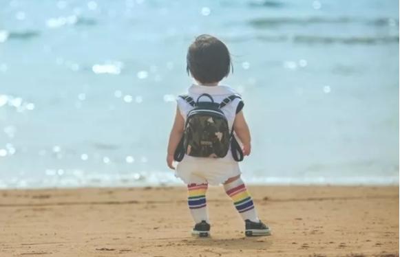 女儿放学突然看见打工的爸爸,女儿告诉妈妈看见鬼