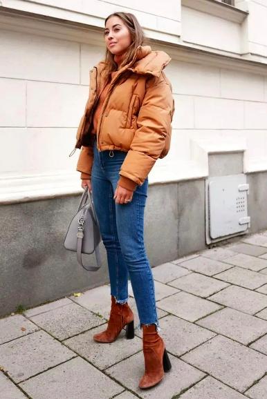 短款宽松羽绒服搭配单跟鞋,洋气短款羽绒服搭裤子