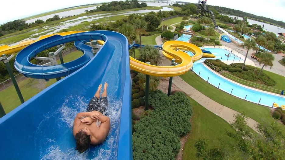 带宝宝去水上乐园玩室外游乐园,带宝宝去水上乐园充气滑梯