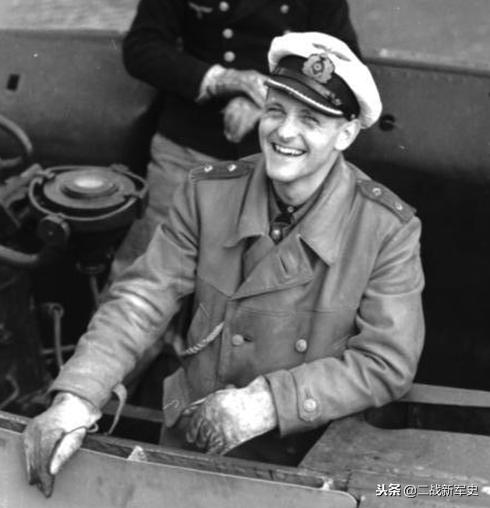 邋遢小伙变身帅气型男片段,邋遢大叔重生后变成肌肉型男