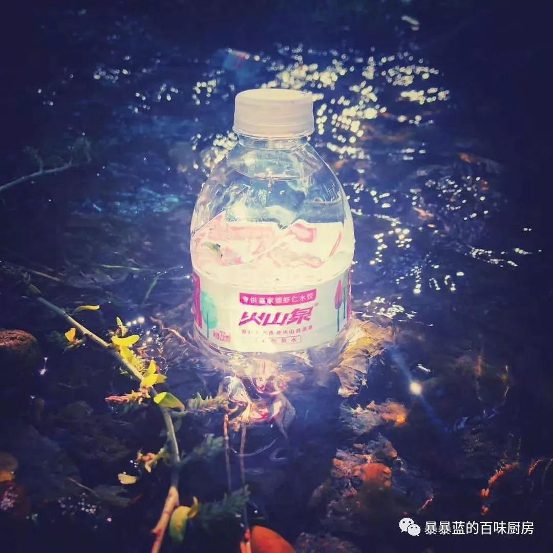 这家水饺店出了一瓶万年稀罕的天然自涌泉,到店免费喝,牛掰啊