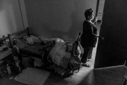 末路狂花:美国退伍女兵饱受*队军**性侵、自杀、*品毒**、抑郁、无家可归困扰