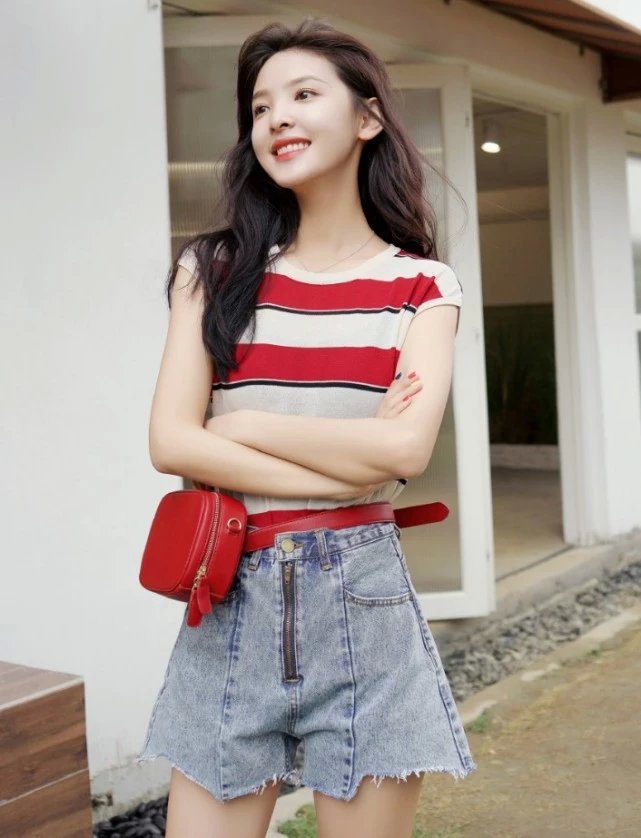 章若楠白裤子蓝衬衫,章若楠你也有今天剧中短袖穿搭