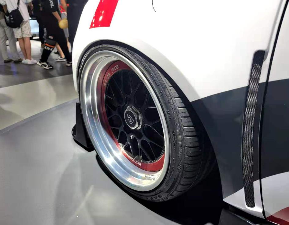 無限版飞度、好猫“如虎”，广州车展新车展台上的改装车也精彩