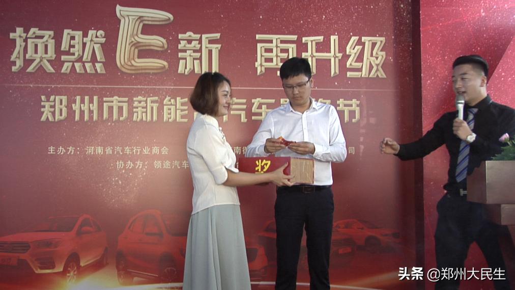 老年电动汽车新能源直播,新能源老年代步四轮汽车直播间