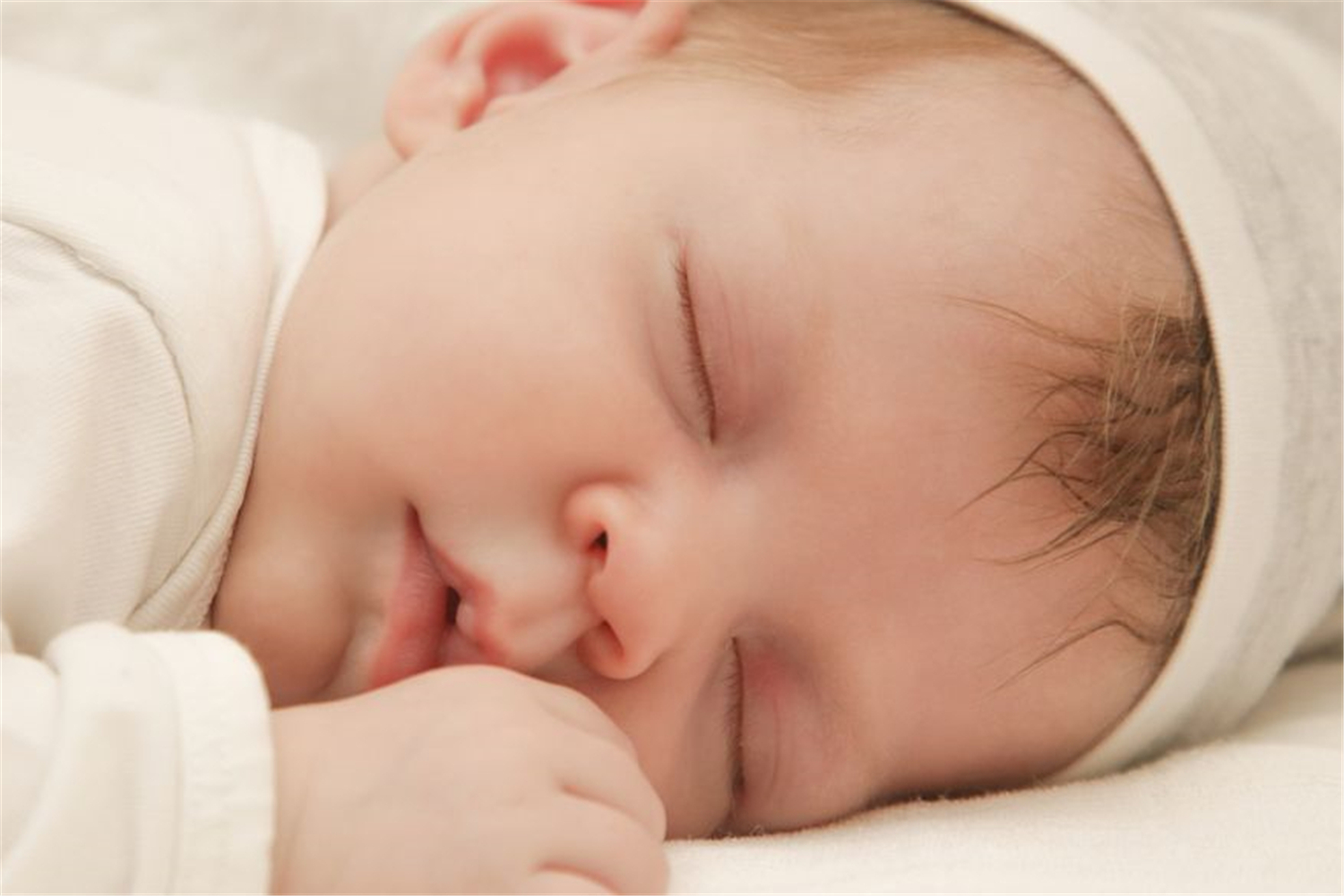 宝宝喝奶老是剩一点点怎么回事,宝宝每次喝奶都剩奶