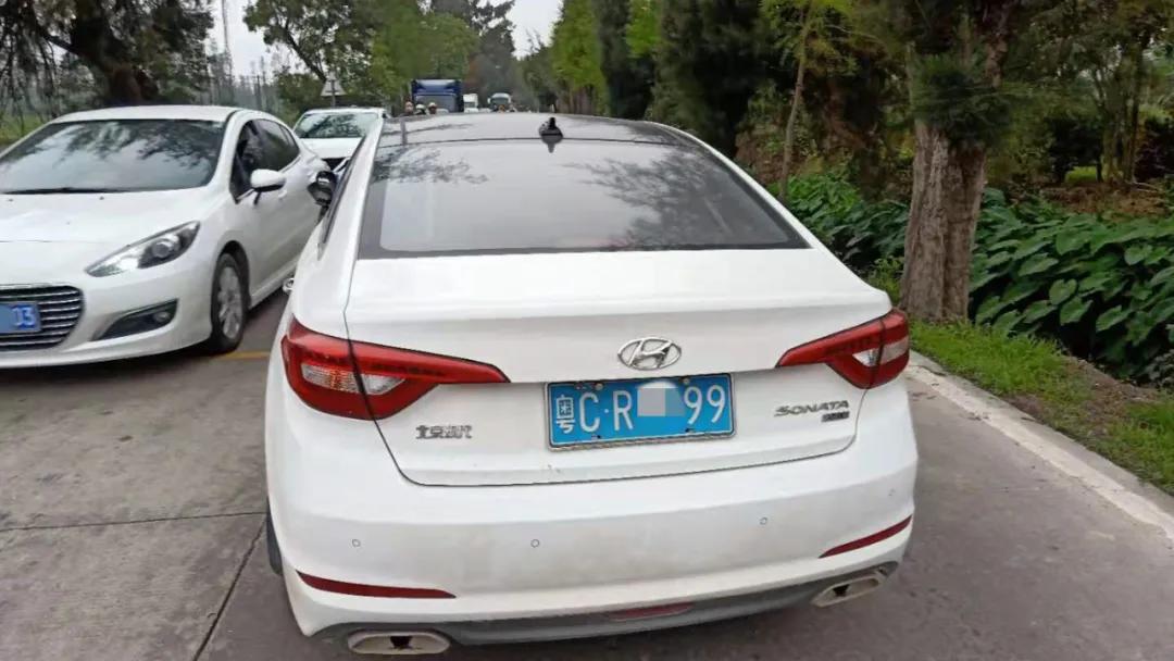 斗门8年驾龄老司机开宝马冲下鱼塘！河水即将淹没车顶，关键时刻死里逃生！