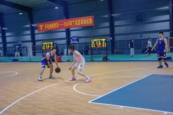 在叩丁狼1024怎么过？当然是“打爆”校长，挑战高颜值篮球博主