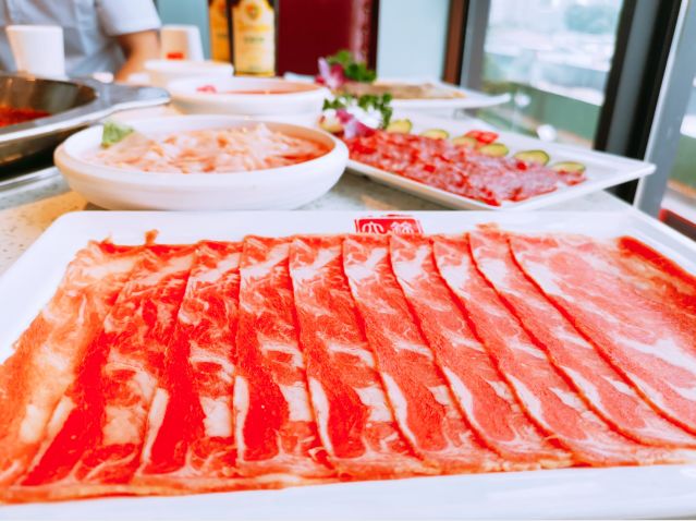 左手鲜香麻辣，右手尺颊生香！8荤6素~成都锦城大院火锅4人99元