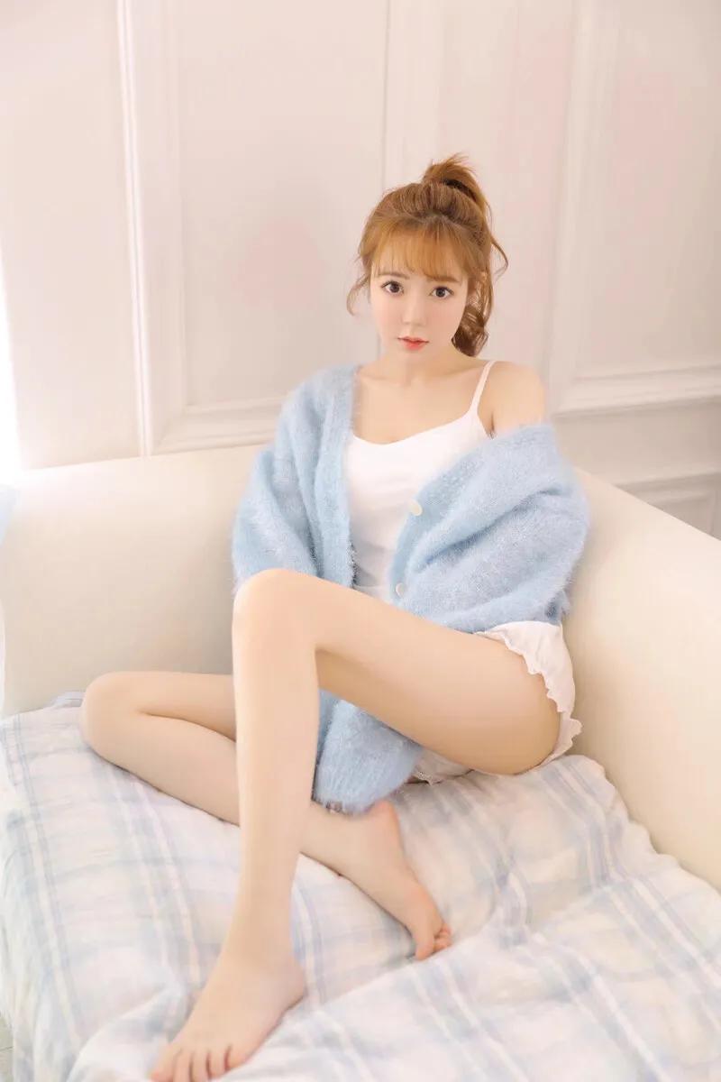 卧室门一侧被踹开了,虚掩的房门突然被一脚踹开