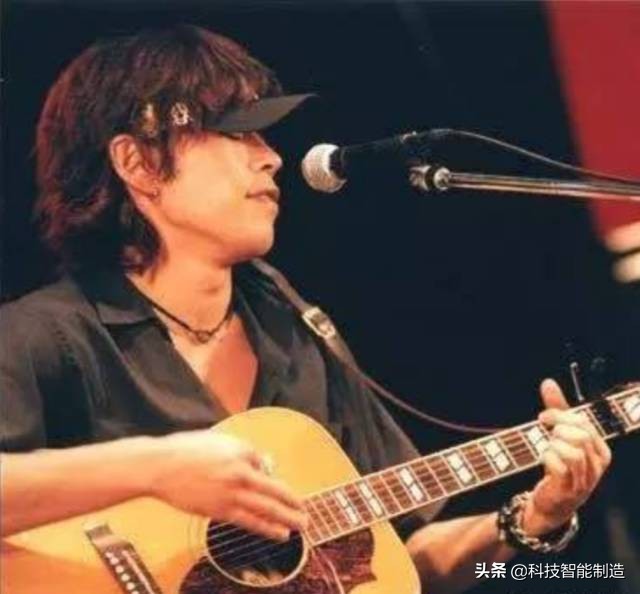 他说自己不是日本匠人，而是和果子艺术家，他做的和果子不忍吃掉