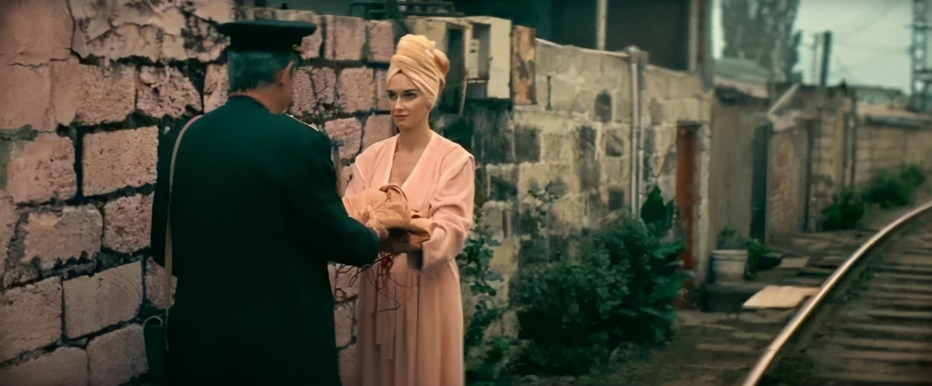 《文胸奇缘》：火车司机拿着文胸到处寻找失主，这影片太不正经了