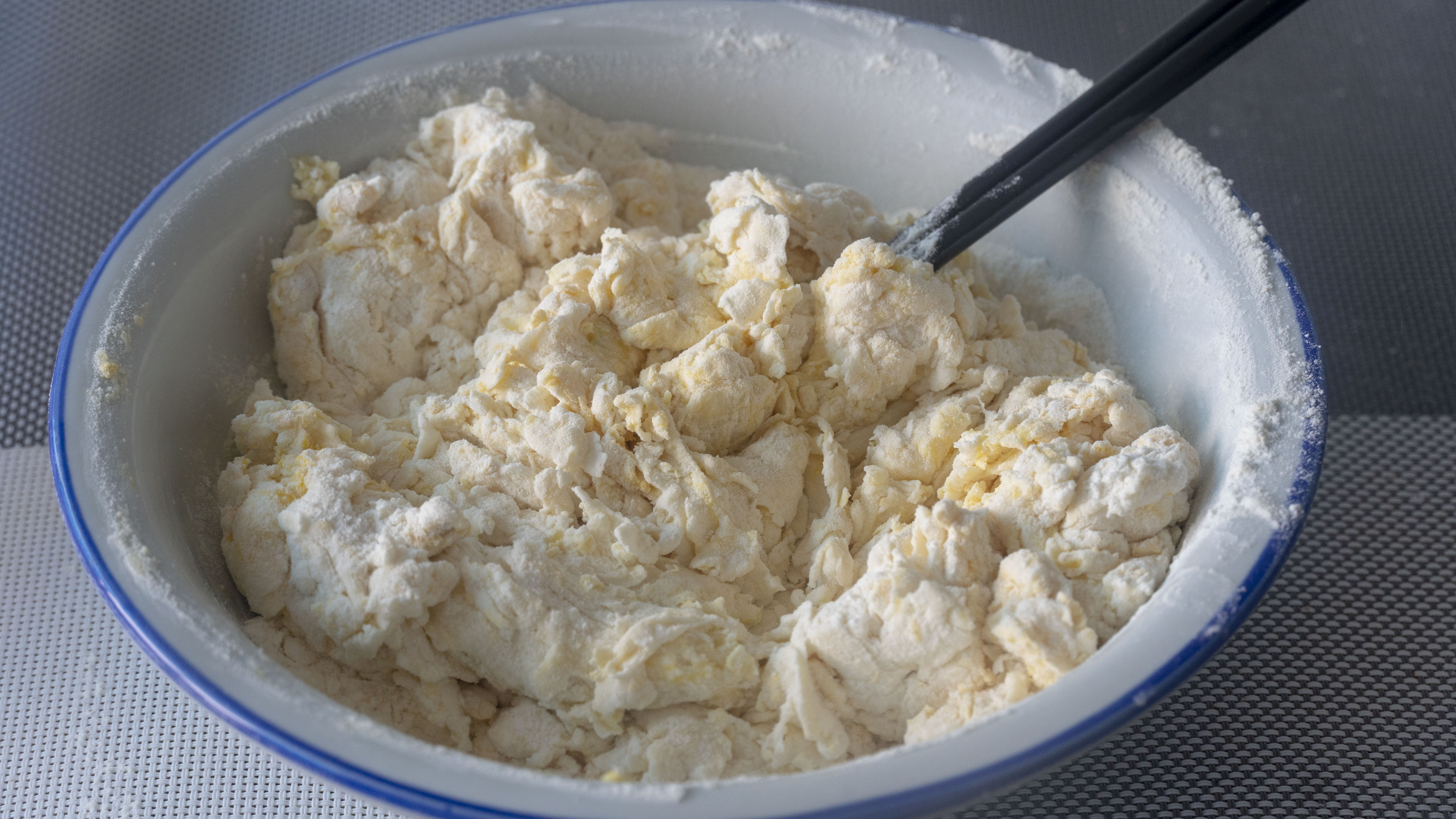 香酥小油条做法不用任何添加剂,家庭自制油条的小窍门